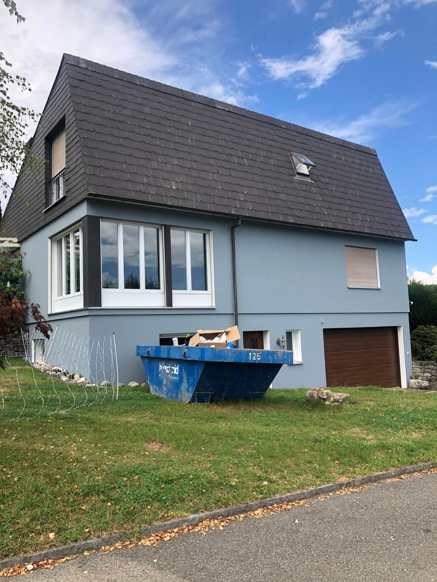 Haus mit blaugrau gestrichener Fassade