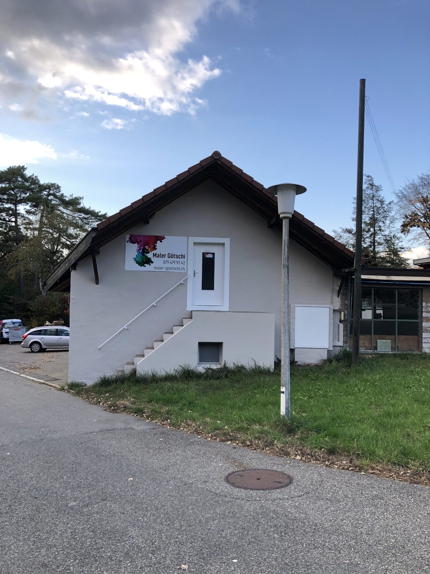 Die Räume von Maler Götschi am Lierenhof 2 mit Firmenschild am Giebel