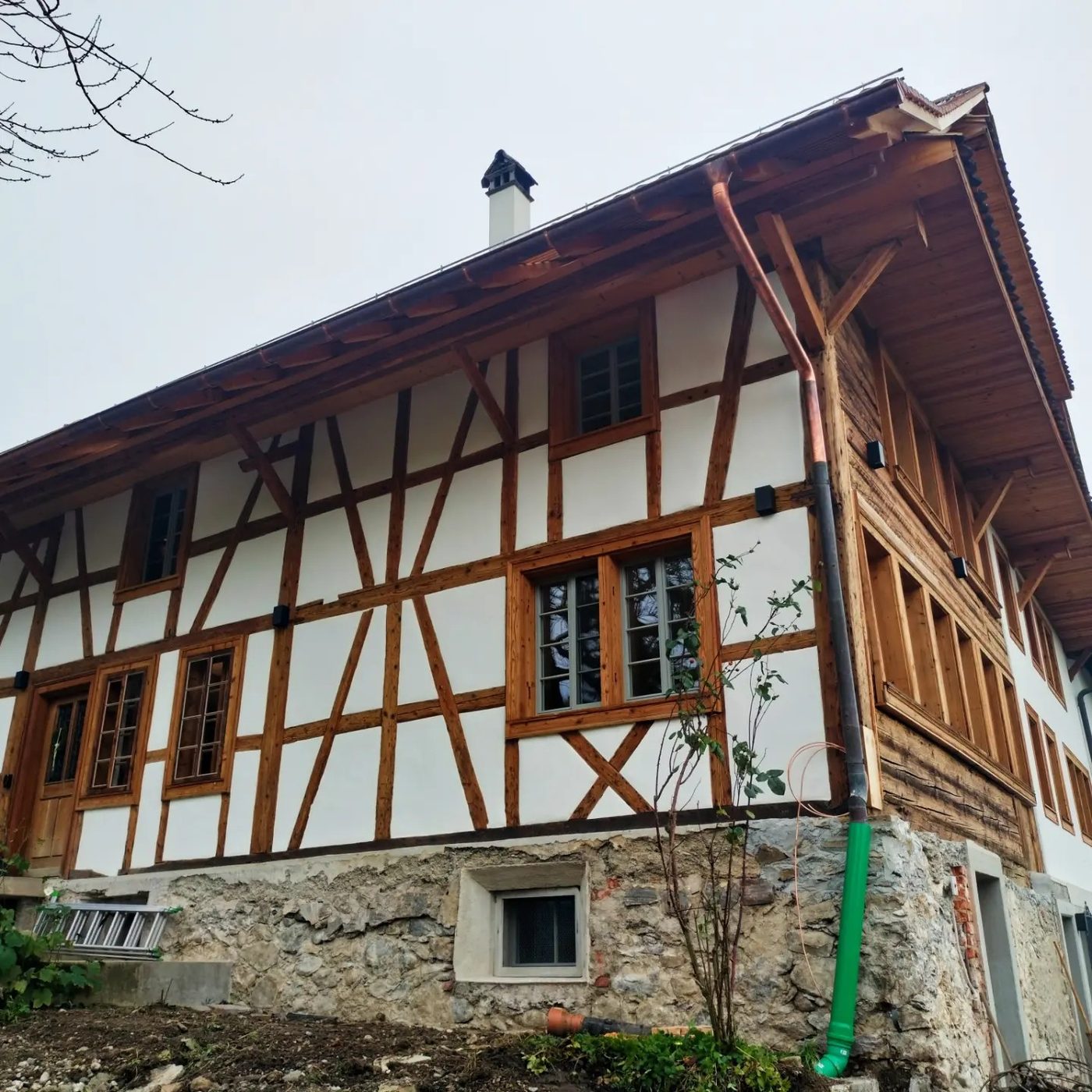 Fachwerkhaus mit weissen Gefachen auf Steinsockel